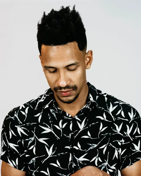 Retrato de imprensa 3: olhar para baixo